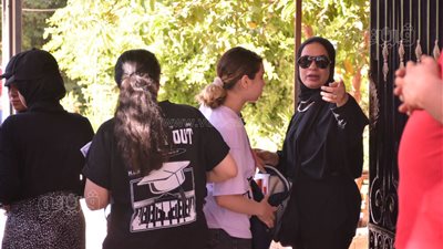 صعوبة الكيمياء تثير قلق أولياء أمور طلاب الثانوية العامة أمام لجان الدقهلية (بث مباشر) 