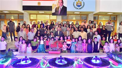 محافظ أسيوط يكرم بعض الأطفال المتميزين بروضات المدارس وقياداتهم