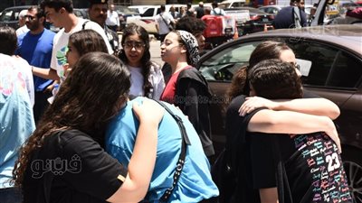 انهيار وبكاء طالبات الثانوية بلجنة الدوبارة بسبب امتحان الكيمياء (فيديو) 