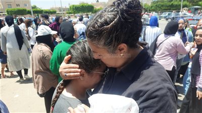 انهيار طالبات الثانوية العامة في الإسماعيلية بسبب امتحان الكيمياء (فيديو)