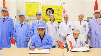 المشاط تشهد مراسم إنهاء أعمال تجميع واختبار القمر الصناعي Misr Sat 2 