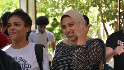 فرحة بين طلاب الثانوية في الدقهلية لسهولة امتحاني الفيزياء والتاريخ (بث مباشر) 
