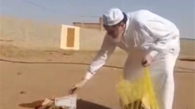 رجل أعمال يحرق دفاتر مديونيات له ويثير جدلًا واسعًا (فيديو)