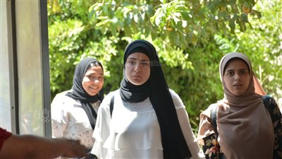 طلاب علمي عن الكيمياء: اللي خدناه حاجة واللي جه في الامتحان حاجة تانية (فيديو وصور )