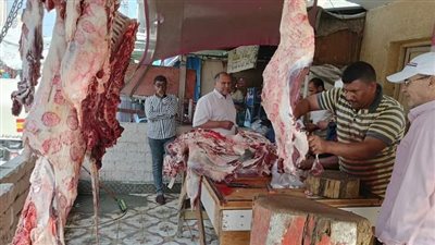 إقبال متزايد على منافذ بيع اللحوم البلدية بالبحيرة (صور)