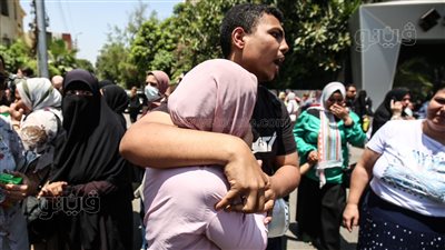 بكاء ومواساة، 14 صورة ترصد ردود أفعال أولياء أمور طلاب الثانوية بعد امتحان الكيمياء 