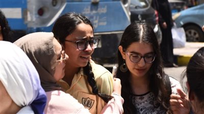 طلاب الثانوية العامة بالقاهرة عن امتحان الكيمياء: صعب وأسئلة المعادلات بها أخطاء (فيديو وصور) 