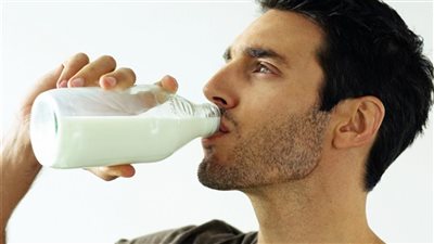 تفسير حلم شرب اللبن في المنام وعلاقته بتحسن الأحوال وسداد الديون 