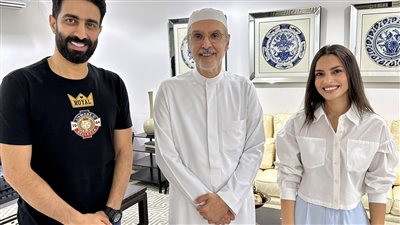 كارمن سليمان وزوجها برفقة الشاعر السعودي بدر بن عبد المحسن