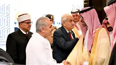 رئيس الوزراء الفلسطيني يصل إلى جدة لأداء مناسك الحج (صور)