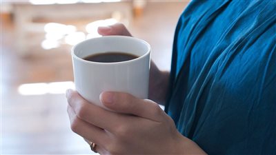 تفسير حلم شرب القهوة في منام العزباء وعلاقته بتحسن الأحوال الاجتماعية 