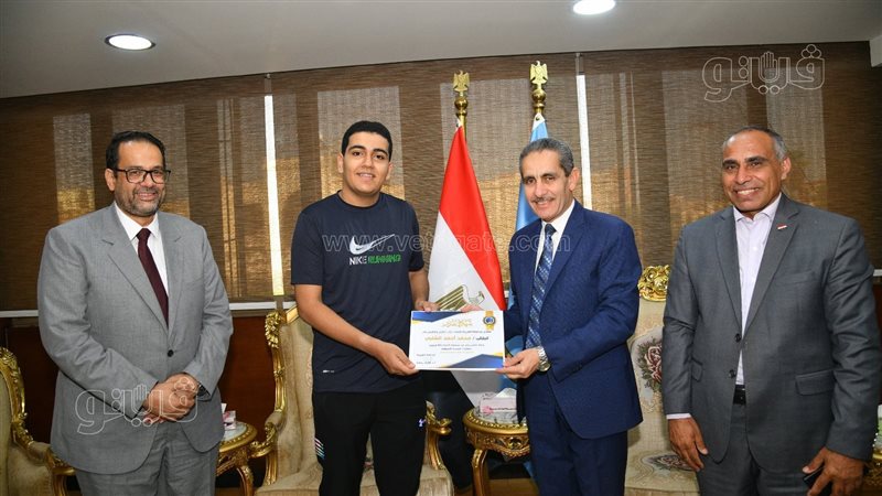 محافظ الغربية يكرم