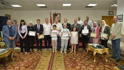 محافظ أسيوط يكرم بعض الطلاب لمشاركتهم المتميزة في استقبال وفد الاتحاد الأوروبي 