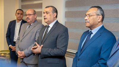 وزير الإنتاج الحربي يهنئ العاملين بحلول عيد الأضحى ويتابع سير العمل بمقر العاصمة الإدارية 