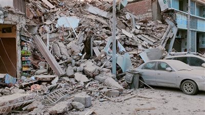 انتشال مصاب من أسفل عقار الإسكندرية المنهار 