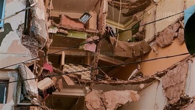 الحماية المدنية تواصل البحث عن الضحايا أسفل أنقاض عقار الإسكندرية المنهار (فيديو)