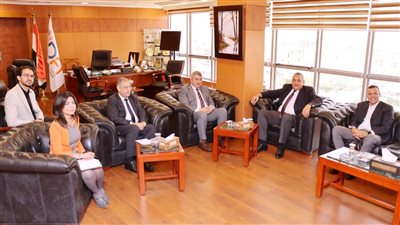 التنمية الصناعية تبحث مع شركة سويسرية إنشاء منطقة لإنتاج المجمعات الحرارية الشمسية