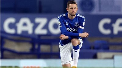 لاعب إيفرتون السابق يعود لممارسة كرة القدم بعد عامين من اعتزاله