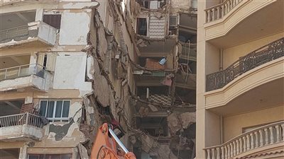 تفاصيل جديدة عن انهيار عقار ميامي بالإسكندرية.. 4 مصابين حتى الآن والبحث عن آخرين مفقودين.. الناجون من الموت يروون كواليس ساعة الرعب (فيديو وصور)