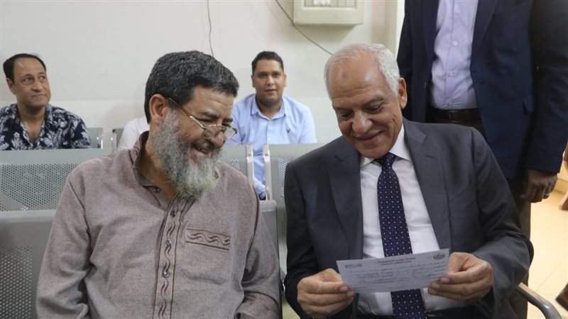 محافظ الجيزة يستمع