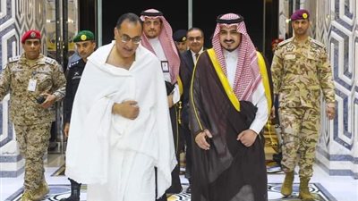 رئيس الوزراء يصل السعودية لأداء فريضة الحج (صور)