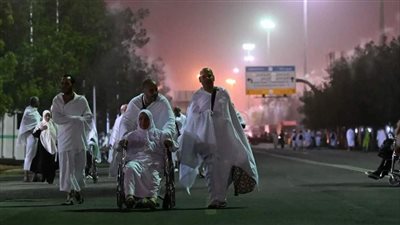 ضيوف الرحمن يتوافدون إلى عرفات لأداء ركن الحج الأعظم (فيديو)