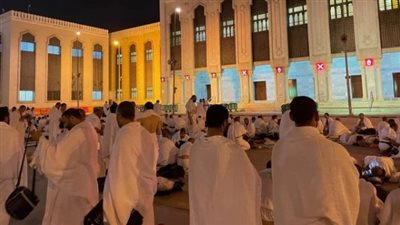 حجاج بيت الله يؤدون صلاة الفجر في مسجد نمرة ويترقبون خطبة يوم عرفة (فيديو)