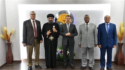 رئيس جامعة الوادي الجديد يستقبل وفدًا من إبراشية الكنائس للتهنئة بعيد الأضحى 