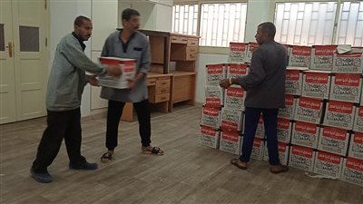 جامعة عين شمس توزع كراتين الخير على العمال (صور)