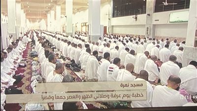 الحجيج يؤدون صلاتي الظهر والعصر جمعًا وقصرًا بمسجد نَمِرة