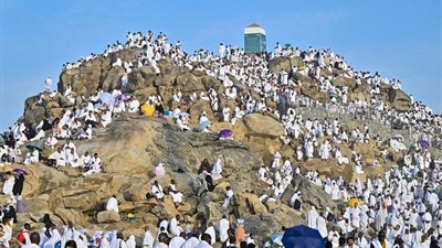 عرفات يكتسي بالأبيض للمرة الأولى بعد انتهاء جائحة كورونا (صور)