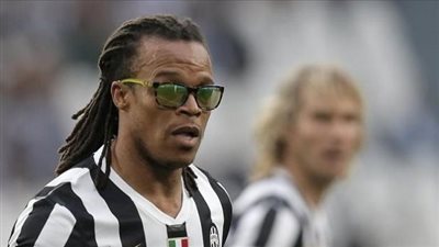 على طريقة نجم هولندا، لاعب يرتدي نظارة باختبارات المقاولون 2023 (فيديو)