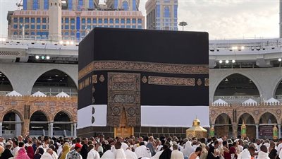 رجل أمن سعودي يساعد امرأة كفيفة على الطواف يثير إعجاب النشطاء (فيديو)