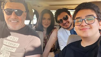 سلاف فواخرجي ووائل رمضان يحتفلان بانتهاء امتحانات ابنهما