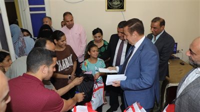 محافظ المنوفية يوزع بونات مواد غذائية على عمال النظافة وعيدية للأيتام