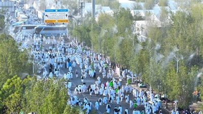 مع غروب الشمس، ضيوف الرحمن يغادرون عرفات ويتوجهون إلى مزدلفة