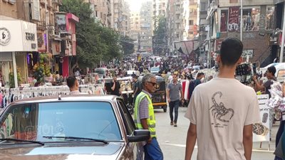 إقبال ضعيف على شراء الملابس في ليلة العيد بشارع العريش (صور وفيديو) 