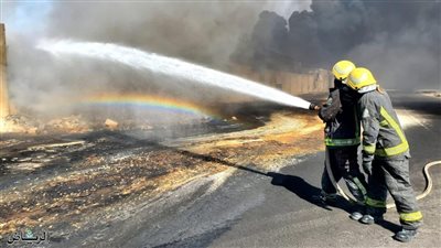  ارتفاع الحرارة ساعد على توهج النيران، حريق هائل في مخلفات بترولية بالدمام