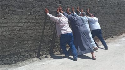 إزالة بناء على الأراضي الزراعية بسوهاج بدون معدات (صور)