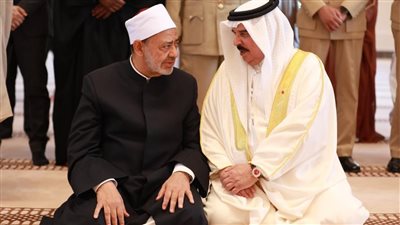 شيخ الأزهر يتبادل التهنئة بعيد الأضحى المبارك مع ملك البحرين 