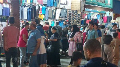 إقبال كبير من المواطنين والمصطافين في شوارع مرسى مطروح احتفالا بليلة العيد (صور)