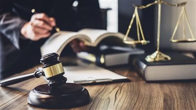 استدعاء أسرة شخص سقط من أعلى عقار في بولاق الدكرور للاستماع لأقوالها