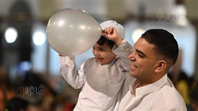 الأطفال تزين الجامع الأزهر خلال الاستعداد لصلاة عيد الأضحى المبارك (صور)