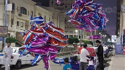 انتشار باعة البلالين وألعاب الأطفال بمحيط ساحات صلاة العيد بمطروح (صور)