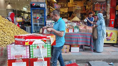 إقبال ضعيف على محلات بيع التسالي والحلويات ليلة عيد الأضحى (فيديو وصور)