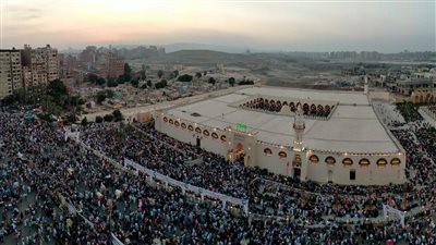 في مشهد مهيب، توافد المصلين على صلاة عيد الأضحى بمسجد عمرو بن العاص (صور)