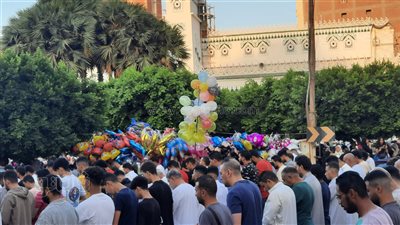 الآلاف يؤدون صلاة العيد بمسجد المطافي في الإسماعيلية (فيديو وصور) 