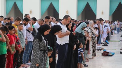 بث مباشر، تطاير البالونات على المحتفلين بالعيد في ساحات الصلاة بالدقهلية