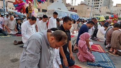 آلاف الأهالي والمصطافين يؤدون صلاة عيد الأضحى المبارك بمرسى مطروح (صور)