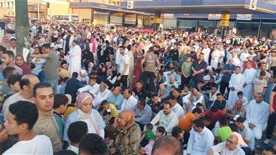  بث مباشر، المئات من أهالى الإسكندرية والمصطافين يؤدون صلاة العيد بمسجد المدينة في العجمي 